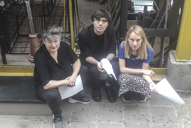 Корона у Атељеу 212, на позорници - као инспирација!